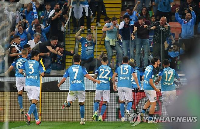 1-1을 만들고 기뻐하는 나폴리 선수들 [로이터=연합뉴스]