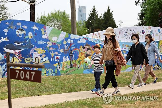 어린이정원 둘러보는 가족 (서울=연합뉴스) 윤동진 기자 = 4일 오후 어린이날을 하루 앞두고 개방한 용산어린이정원을 찾은 한 가족이 일대를 둘러보고 있다. 2023.5.4 mon@yna.co.kr