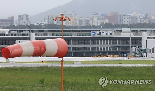 제주공항에 부는 강풍 (제주=연합뉴스) 박지호 기자 = 5일 오전 제주국제공항 활주로의 풍향계가 강풍에 펄럭이고 있다. 2023.5.5 jihopark@yna.co.kr