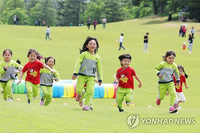 신나게 뛰어노는 어린이들(기사와 직접 관련 없음) (군포=연합뉴스) 홍기원 기자 = 완연한 봄 날씨를 보인 2일 오전 경기도 군포시 안양컨트리클럽에서 열린 시민 무료 개방행사에서 어린이들이 즐겁게 뛰어가고 있다. 2023.5.2 xanadu@yna.co.kr