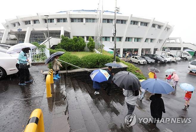 비 오는 어린이날 (제주=연합뉴스) 박지호 기자 = 어린이날인 5일 오전 부모와 어린이들이 어린이날 실내 행사가 열리는 제주시 한라체육관으로 가고 있다. 2023.5.5 jihopark@yna.co.kr