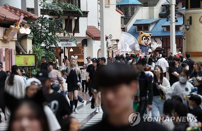 '비 오는 어린이날엔 실내 놀이공원' (서울=연합뉴스) 신준희 기자 = 비 오는 어린이날인 5일 오후 잠실 롯데월드 어드벤처가 이용객들로 북적이고 있다. 2023.5.5 hama@yna.co.kr