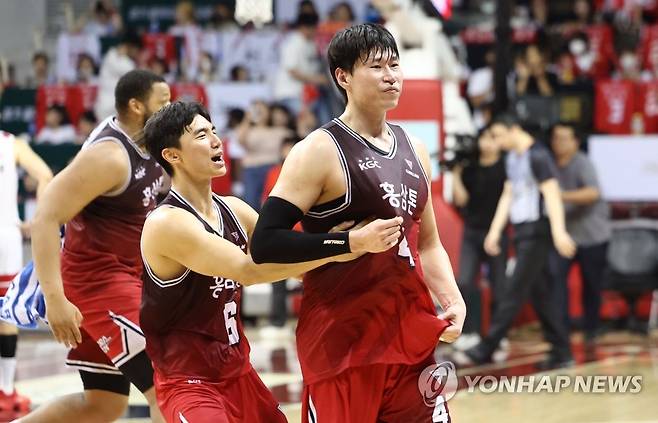 역전 승리에 기뻐하는 오세근 (안양=연합뉴스) 김인철 기자 = 5일 경기도 안양실내체육관에서 열린 2022-2023 SKT 에이닷 프로농구 챔피언결정전 6차전 안양 KGC 인삼공사와 서울 SK 나이츠의 경기. 86-77로 승리한 KGC의 오세근이 세리머니를 하고 있다. 2023.5.5 yatoya@yna.co.kr