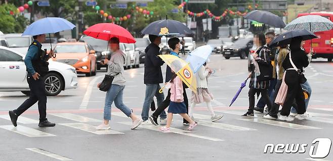 어린이날인 5일 서울 세종대로에서 우산을 쓴 시민들이 이동하고 있다. 2023.5.5/뉴스1 ⓒ News1 허경 기자