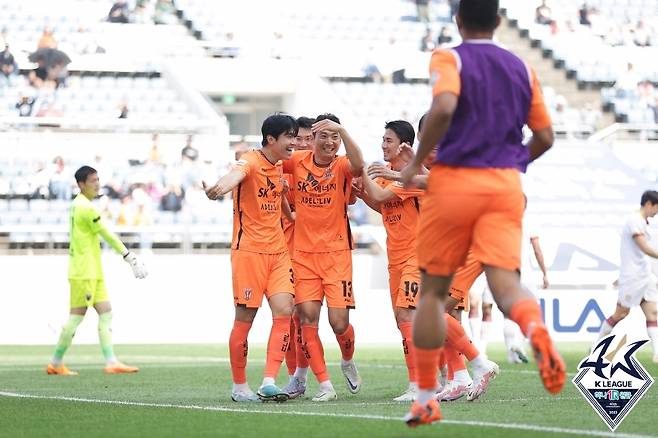 포항 스틸러스를 상대로 홈 첫승을 거둔 제주 유나이티드(한국프로축구연맹 제공)