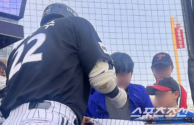 아빠와 함께 서울에서 창원NC파크를 찾은 엘린이에게 사인을 해주는 김현수.