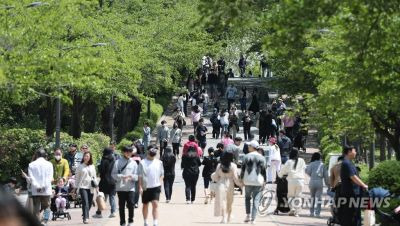 1일 오후 서울 광진구 어린이대공원 놀이공원에 나들이를 나온 시민들 [이미지출처=연합뉴스]