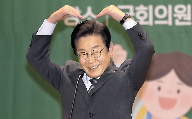 더불어민주당 이재명 대표가 4일 오후 국회에서 열린 ‘어린이 안전 헌장 선포식’에서 두 손을 들어 하트 모양을 만들어 보이고 있다. /뉴스1