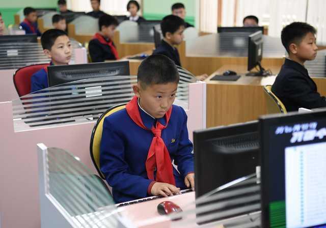 북한의 한 학생이 평양 만경대소년학생궁전에서 컴퓨터를 배우고 있다. 사진공동취재단