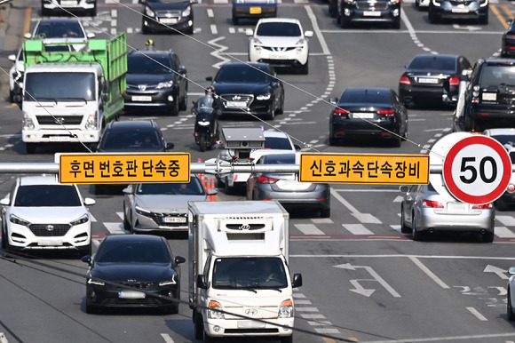 차량 뒷번호판을 찍어 교통 법규 위반 행위를 적발하는 단속 방식이 지난 1일부터 본격 시행되고 있다. [사진=뉴시스]