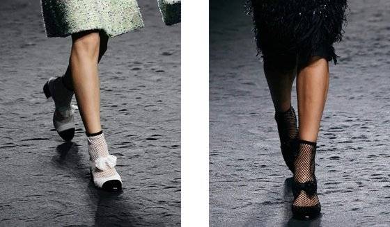샤넬은 2023 봄·여름 슈즈 화보에서 하이힐과 양말을 함께 매치한 룩을 선보였다. 사진 샤넬 홈페이지