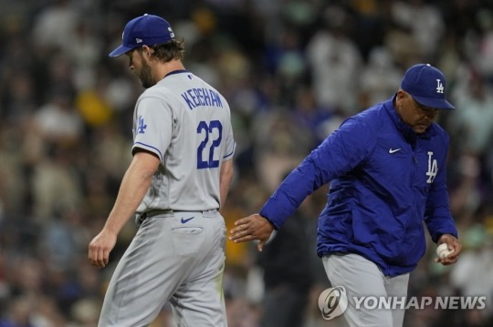 김하성에게 안타를 맞아 4점째 주고 강판하는 다저스 커쇼[AP=연합뉴스]