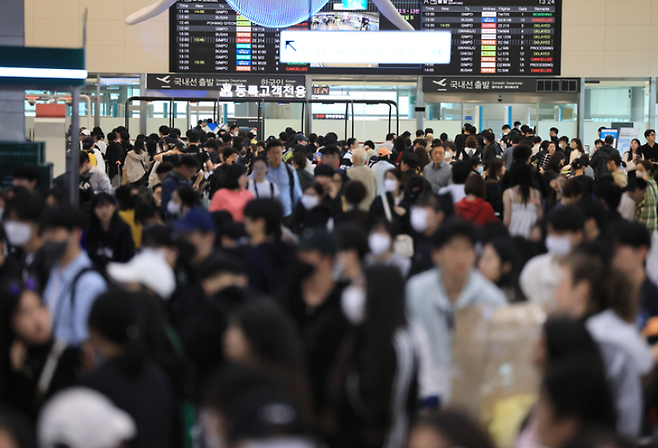 지난 5일 오후 제주국제공항을 찾은 승객들. /사진=연합뉴스