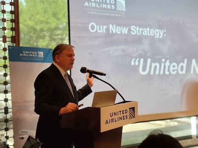 월터 디아즈 유나이티드 항공 한국ㆍ중국ㆍ동남아시아 영업총괄본부장이 유나이티드 항공의 사업 전략을 소개하고 있다