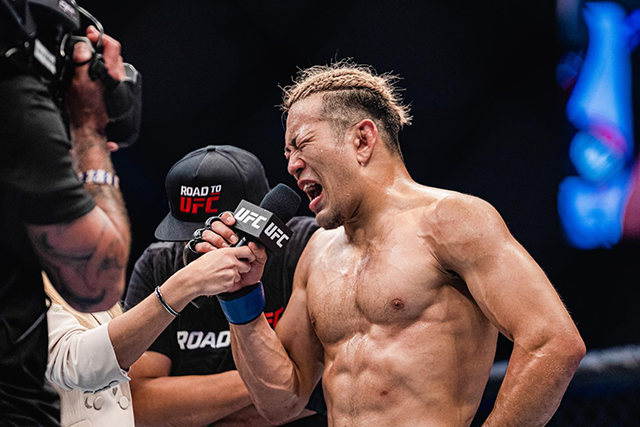 사스 게이스케가 2022 Road to UFC 원매치 승리 후 인터뷰를 하고 있다. 사진=Zuffa