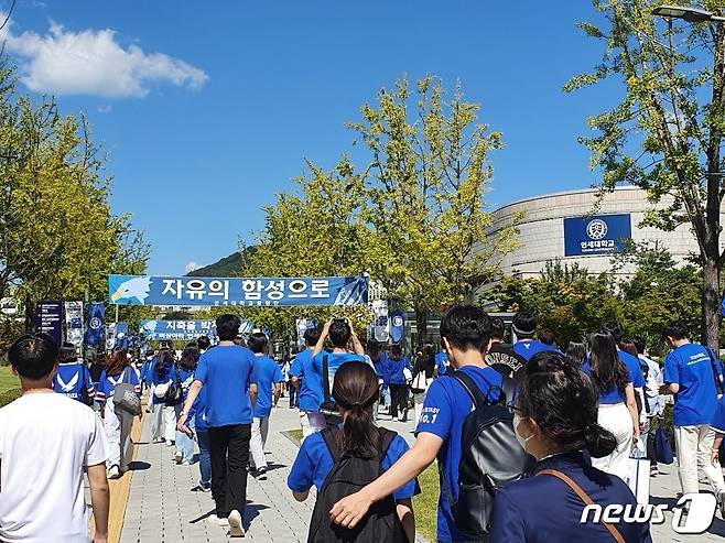 (서울=뉴스1) 황덕현 기자 = 24일 연세대 신촌 캠퍼스에서 진행 중인 연세대 축제 '아카라카를 온누리에'에 학생들이 참여하고 있다. 2022.9.24/뉴스1  Copyright (C) 뉴스1. All rights reserved. 무단 전재 및 재배포 금지.