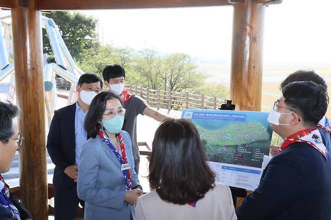 전라북도 부안군의 '2023 새만금 제25회 세계스카우트잼버리' 현장을 방문해 부지 및 부대시설 조성 진행상황에 대해 설명을 듣고 있는 김현숙 여성가족부 장관 /사진제공=여성가족부