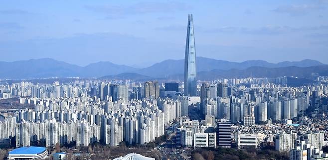 서울 송파구 롯데월드타워 및 잠실동 일대 아파트 모습. 임세준 기자