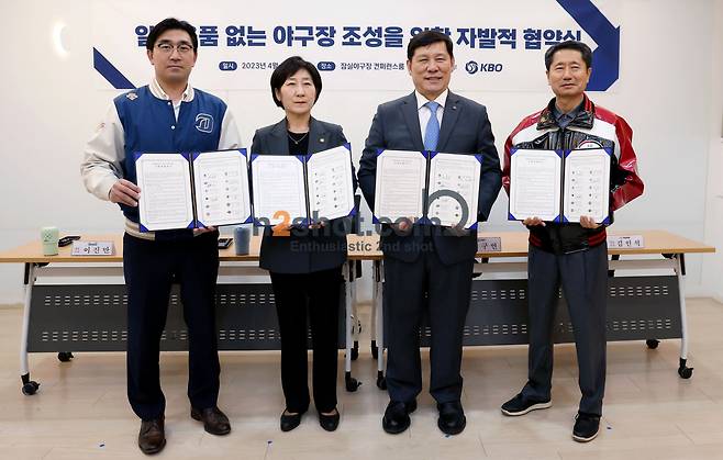 허구연 KBO 총재가 최근 서울 송파구 잠실야구장에서 한화진 환경부 장관, 이진만 NC 다이노스 대표이사, 김인석 LG 트윈스 대표이사와 일회용품 없는 야구장 조성을 위한 자발적 협약을 체결 후 기념 촬영하고 있다. [연합]