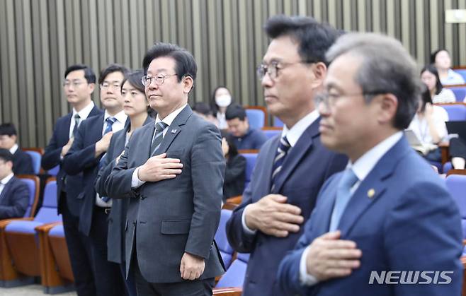 [서울=뉴시스] 전진환 기자 = 더불어민주당 이재명 대표와 의원들이 3일 오후 서울 여의도 국회에서 열린 더불어민주당 의원총회에서 국민의례를 하고 있다. 2023.05.03. amin2@newsis.com