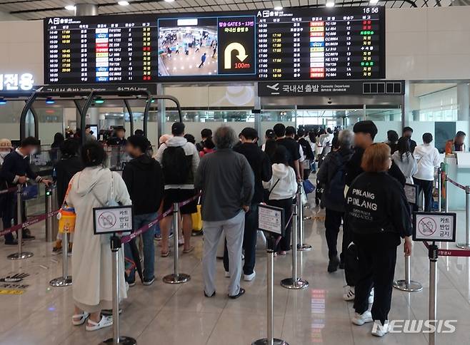 [제주=뉴시스] 오영재 기자 = 기상이 호전된 5일 오후 제주국제공항 출발장에서 항공기 탑승 수속이 이뤄지고 있다. 2023.05.05. oyj4343@newsis.com