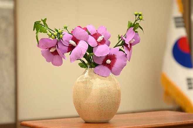 [서울=뉴시스] 지난달 미국을 국빈 방문한 윤석열 대통령 부부가 바이든 미국 대통령 내외 등으로부터 받은 선물을 대통령실이 6일 공개했다. 사진은 지난달 25일(현지시간) 친교 일정시 바이든 대통령 내외로부터 받은 화병 및 무궁화 종이꽃. (사진=대통령실 제공) 2023.05.06. photo@newsis.com *재판매 및 DB 금지