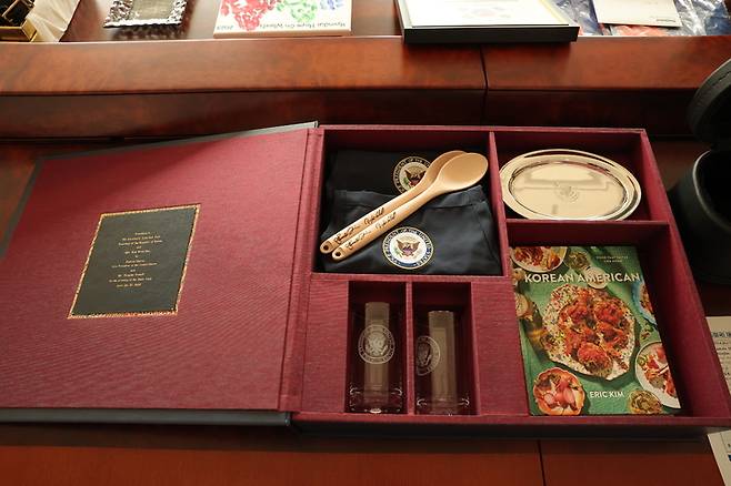 [서울=뉴시스] 지난달 미국을 국빈 방문한 윤석열 대통령 부부가 바이든 미국 대통령 내외 등으로부터 받은 선물을 대통령실이 6일 공개했다. 사진은 해리스 미국 부통령 부부로부터 받은 주방 용품 세트. (사진=대통령실 제공) 2023.05.06. photo@newsis.com *재판매 및 DB 금지