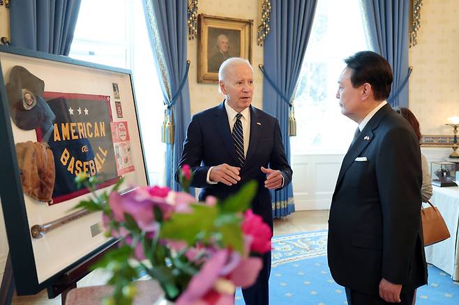 [서울=뉴시스] 지난달 미국을 국빈 방문한 윤석열 대통령 부부가 바이든 미국 대통령 내외 등으로부터 받은 선물을 대통령실이 6일 공개했다. 사진은 지난달 25일(현지시간) 친교 일정시 바이든 대통령으로부터 받은 빈티지 야구 물품 액자. (사진=대통령실 제공) 2023.05.06. photo@newsis.com *재판매 및 DB 금지