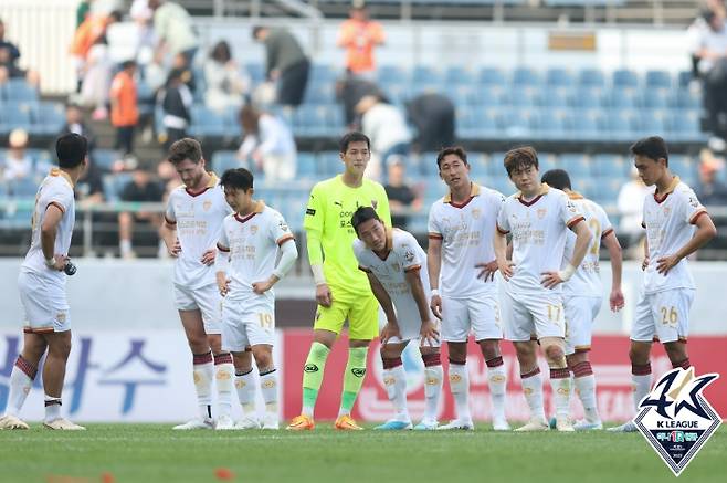 아쉬워하는 포항 스틸러스 선수들. 한국프로축구연맹