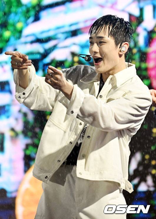 [OSEN=민경훈 기자] 5일 오후 서울 강남구 코엑스 동측광장에서 '2023 강남뮤직페스티벌’(G-KPOP CONCERT)이 열렸다.베리베리(VERIVERY) 용승이 폭우 속에서 화려한 무대를 선보이고 있다. 2023.05.05 / rumi@osen.co.kr