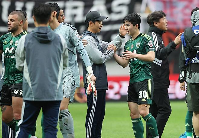 ▲ FC서울 안익수 감독(사진 위), 전북 현대와의 경기에서 그는 김상식 감독의 사임으로 대신 벤치를 치휘한 김두현 대행(사진 아래 가운데)을 만났다. ⓒ연합뉴스