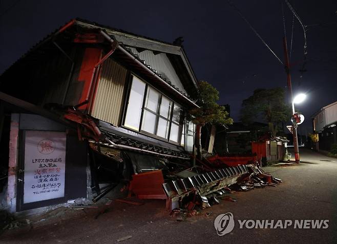 일본 이시카와현 지진으로 무너진 가옥 (스즈[일본 이시카와현] 교도=연합뉴스) 일본 이시카와현 노토반도에서 5일(현지시간) 발생한 규모 6.5 지진으로 스즈시의 건물이 무너져 있다. 2023.5.5 photo@yna.co.kr