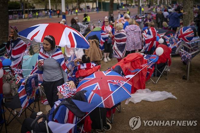 버킹엄궁 앞에서 대관식 기다리는 영국 왕실 팬들 (AP=연합뉴스) 찰스 3세 국왕 대관식을 하루 앞둔 5일(현지시간) 버킹엄궁 앞에서 영국 왕실 팬들이 행사를 기다리고 있다. 2023.5.5 photo@yna.co.kr