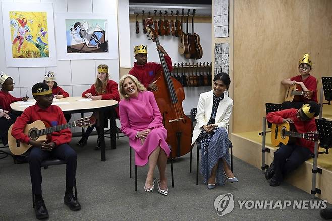 영국 초등학교 방문한 질 바이든 여사와 리시 수낵 영국 총리 부인 '[AP 연합뉴스 자료사진. 재판매 및 DB 금지]