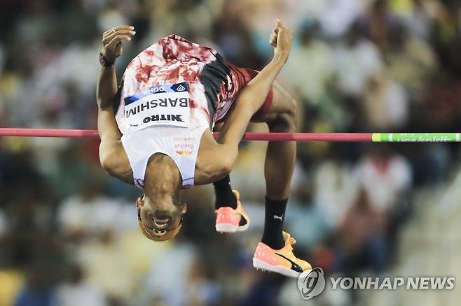 바를 넘는 바르심 (도하 AP=연합뉴스) 바르심이 6일(한국시간) 카타르 도하에서 열린 도하 다이아몬드리그 남자 높이뛰기 경기에 출전해 바를 넘고 있다.