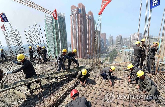 평양 건설 현장 (평양 조선중앙통신=연합뉴스) 북한 군인들과 건설자들이 평양 과학기술전당과 쑥섬출입다리건설, 미래과학자거리 건설에 매진하고 있다고 11일 조선중앙통신이 촬영, 보도했다. 2015.6.11 photo@yna.co.kr