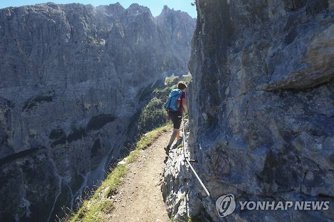 이탈리아 알프스 돌로미티의 절벽길. 사고 발생 시 책임은 지자체 등에 있지 않고 개인에 있다. [사진/성연재 기자]