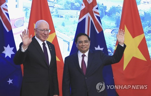 데이비드 헐리 호주 총독(왼쪽)과 팜 민 찐 베트남 총리 [AP 연합뉴스 자료사진. 재판매 및 DB 금지]