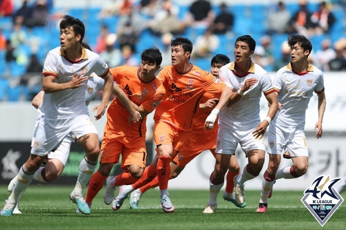 공을 바라보는 포항과 제주 선수들 [한국프로축구연맹 제공. 재판매 및 DB금지]