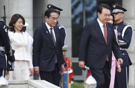 윤석열 대통령과 기시다 후미오 일본 총리가 7일 서울 용산 대통령실 청사에서 열린 공식환영식에서 의장대 사열을 위해 이동하고 있다. (사진=뉴시스)