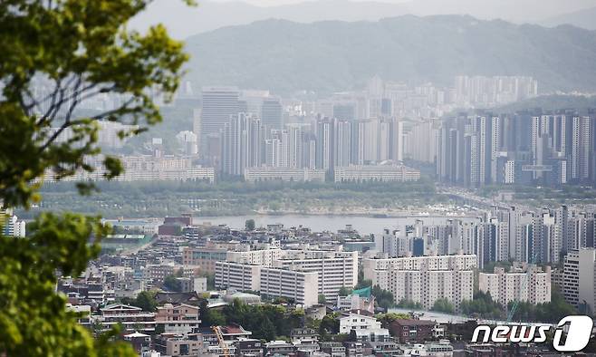 서울 중구 남산타워에서 바라본 아파트 일대 모습. 2023.4.30/뉴스1 ⓒ News1 김민지 기자