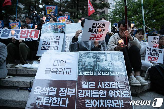 한일역사정의평화행동 구성원들이 6일 오후 서울 세종대로 파이낸스 빌딩 앞에서 기시다 일본 총리의 방한을 앞두고 강제동원, 일본군성노예제 역사왜곡, 후쿠시마 오염수 해양투기, 한미일 군사훈련 등을 규탄하고 있다. 2023.5.6/뉴스1 ⓒ News1 이승배 기자