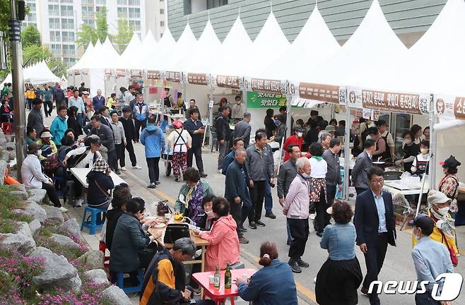 제10회 부안마실축제 농특산물 먹기리와 홍보부스(부안군 제공)2023.5.4/뉴스1