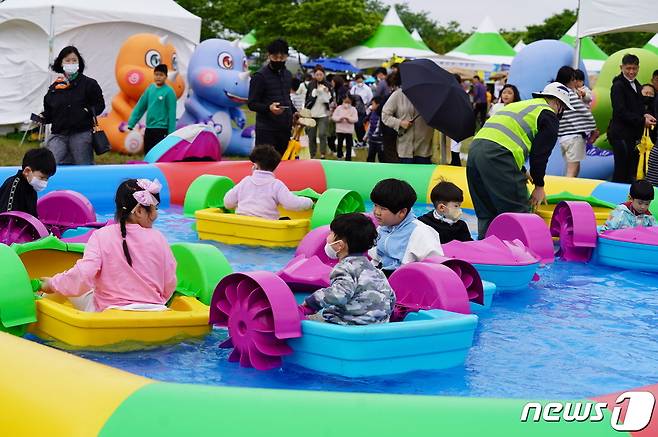 해남 어린이 공룡대축제가 5일부터 7일까지 개최되는 가운데 황산면 공룡박물관에는 아침일찍부터 가족단위 관람객들과 관광객들의 발길이 길게 이어지고 있다. 야외놀이터에서 즐기는 아이들 (해남군 제공)2023.5.7/뉴스1 ⓒ News1 김태성 기자