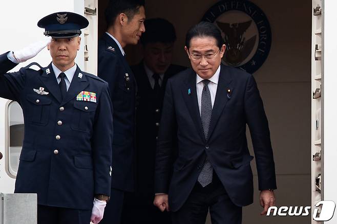 기시다 후미오(岸田文雄) 일본 총리가 7일 경기 성남시 서울공항에 도착해 트랩을 내려오고 있다.  2023.5.7/뉴스1 ⓒ News1 유승관 기자