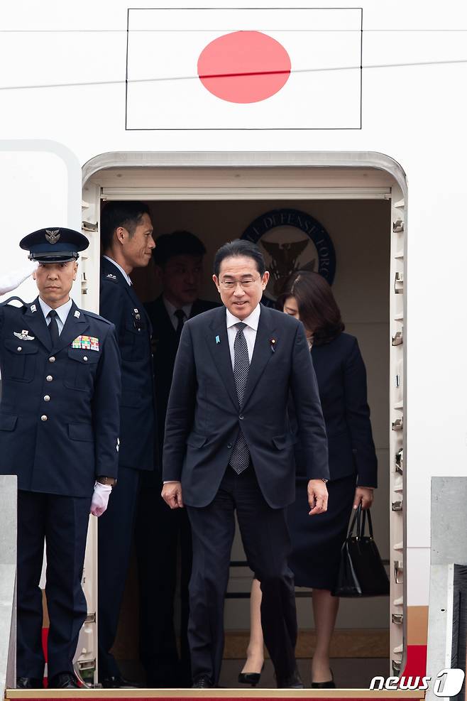 기시다 후미오(岸田文雄) 일본 총리 내외가 7일 경기 성남시 서울공항에 도착해 트랩을 내려오고 있다.  2023.5.7/뉴스1 ⓒ News1 유승관 기자