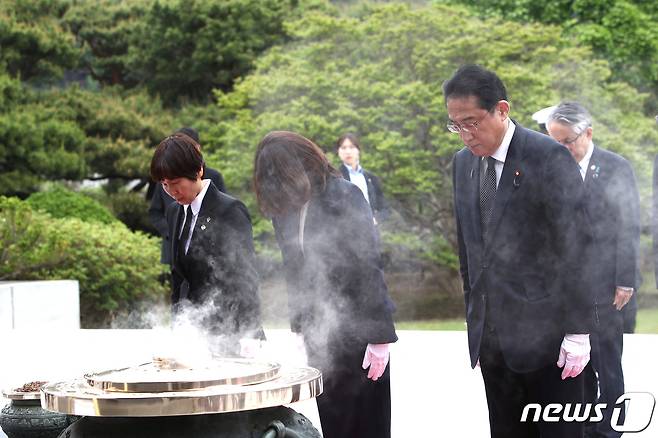 7일 한일 정상회담을 위해 한국에 도착한 기시다 후미오 일본 총리가 부인 기시다 유코 여사와 함께 서울 동작구 국립현충원을 찾아 참배하고 있다. 2023.05.07. ⓒ 로이터=뉴스1 ⓒ News1 김성식 기자