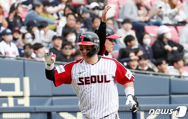 16일 오후 서울 송파구 잠실야구장에서 열린 프로야구 '신한은행 SOL 2023 KBO리그' 두산베어스와 LG트윈스의 경기에서 5회말 LG 공격 박동원이 솔로 홈런을 치고 베이스를 돌고 있다. 2023.4.16/뉴스1 ⓒ News1 이승배 기자