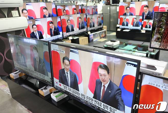 7일 오후 서울 용산 전자랜드에서 텔레비전을 통해 윤석열 대통령과 기시다 후미오 일본 총리의 정상회담이 생중계 되고 있다. 2023.5.7/뉴스1 ⓒ News1 구윤성 기자