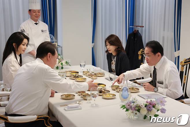 윤석열 대통령과 김건희 여사, 기시다 후미오 일본 총리와 유코 여사가 7일 서울 용산구 한남동 대통령 관저에서 만찬을 하고 있다. (대통령실 제공) 2023.5.7/뉴스1 ⓒ News1 오대일 기자